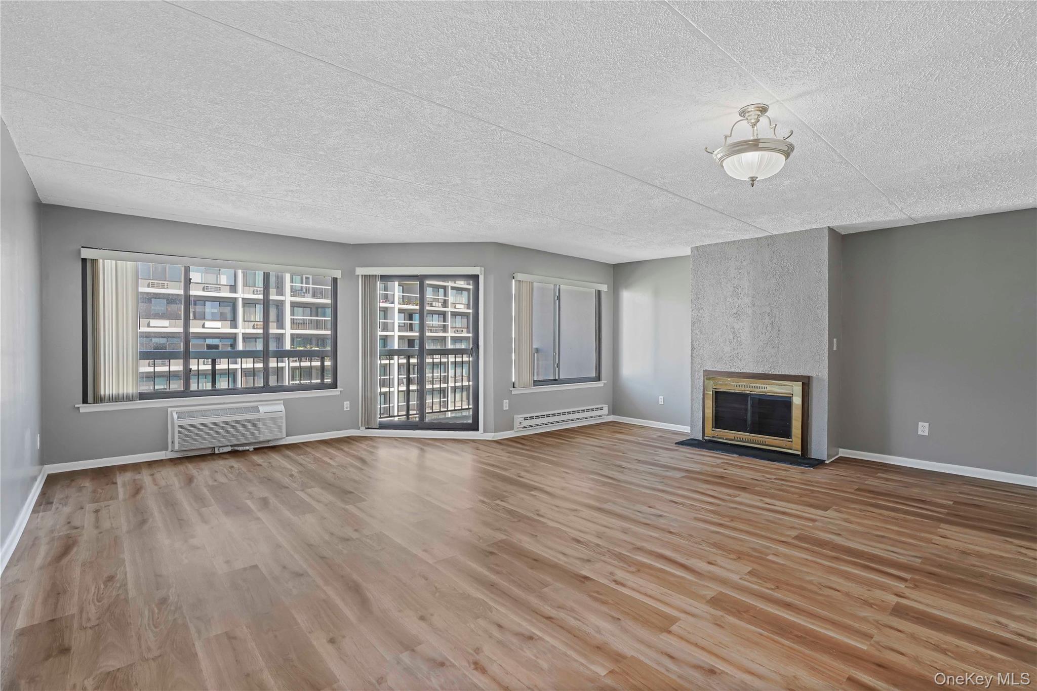 This lovely spacious one bedroom apartment with a beautiful new bathro...