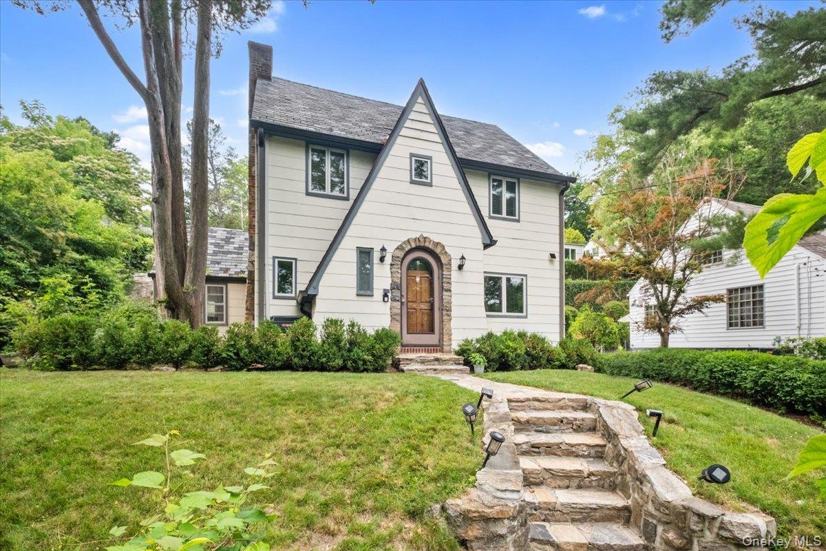 A wonderful Greenacres home with versatile living space and abundant l...