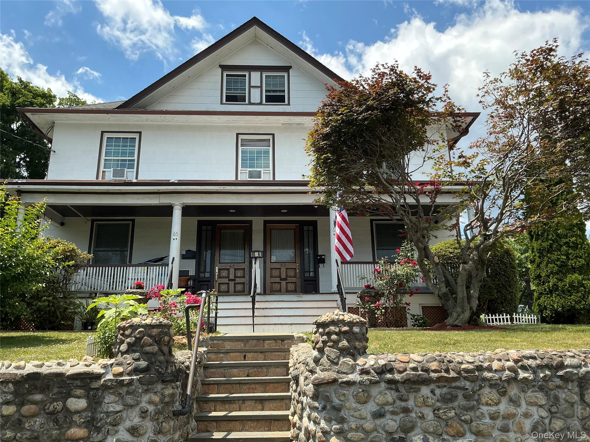 Move right into this 2 bedroom 1.5 bath Duplex.  Freshly painted! New...