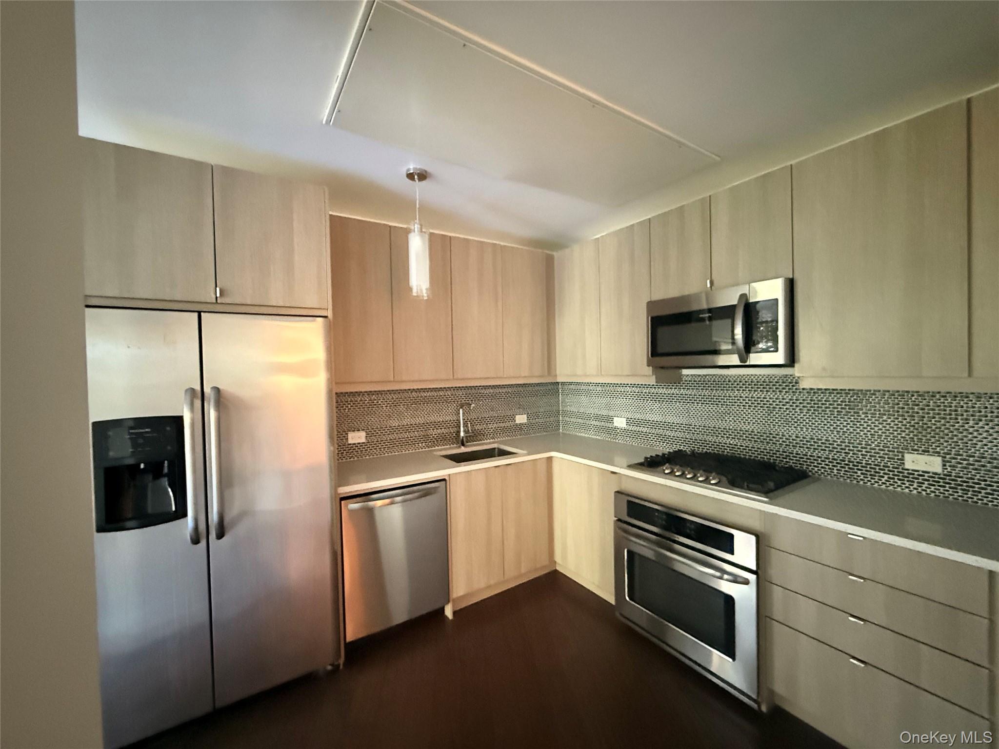 Beautiful Unit with 2 balconies! Washer & Dryer in unit, assigned park...