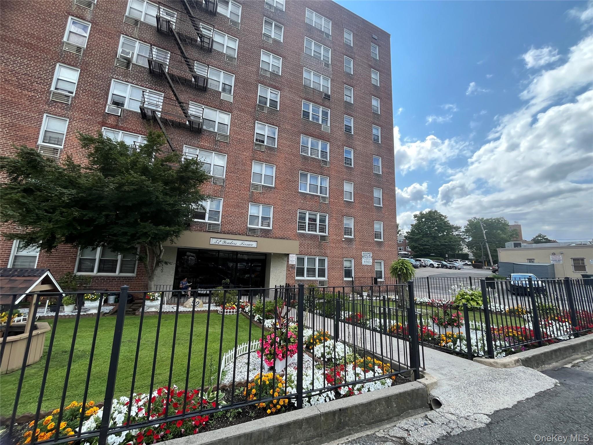 Commuters Dream!!  Here's your opportunity to rent in a meticulously m...