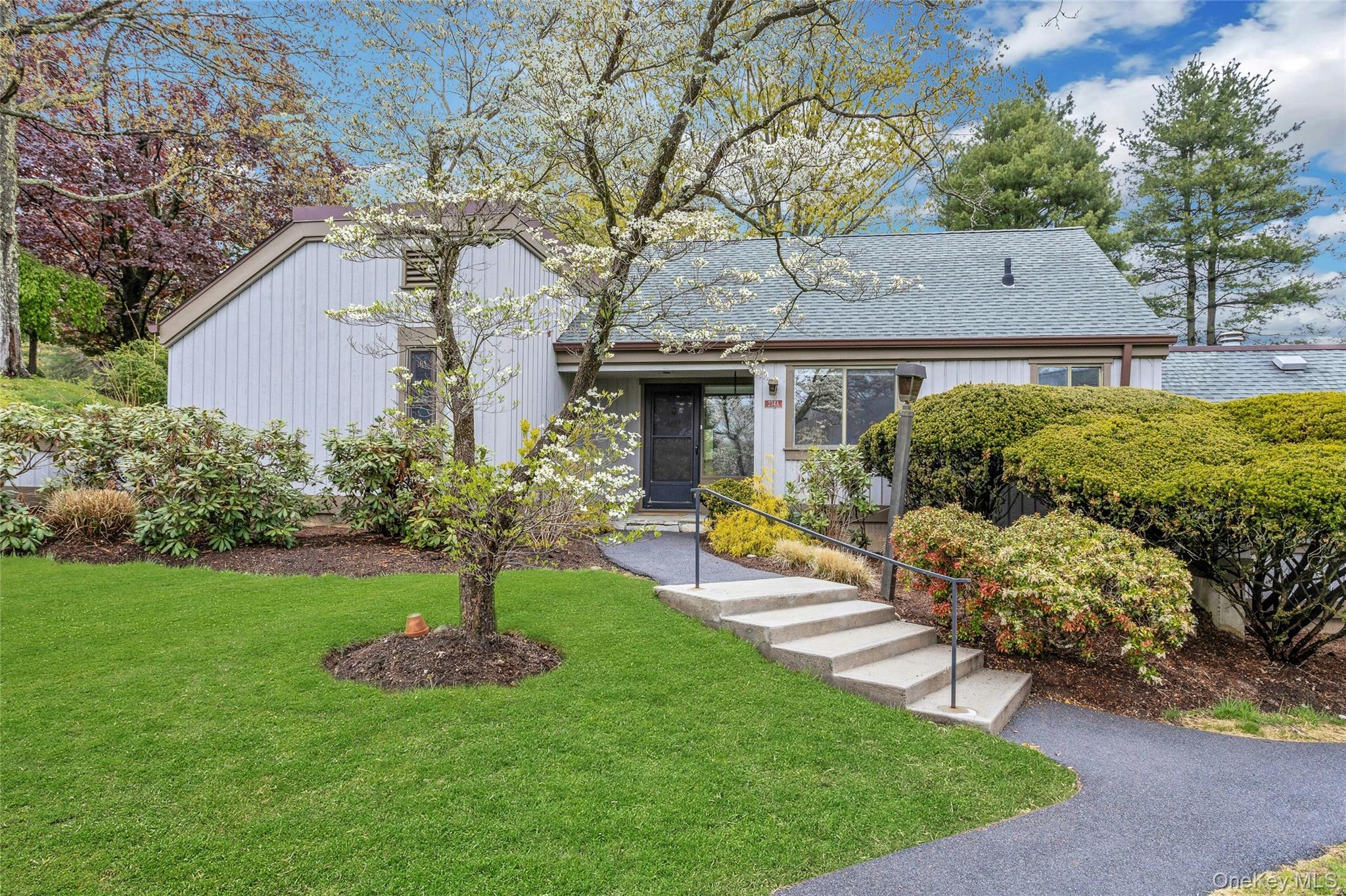 Heritage Hills: This well maintained two bedroom rental offers a brigh...