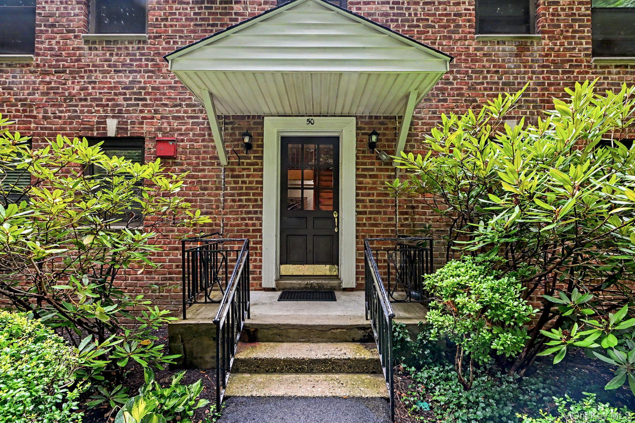 Large 2 bedroom, 1 bath top floor unit with 1,150 square feet in Count...