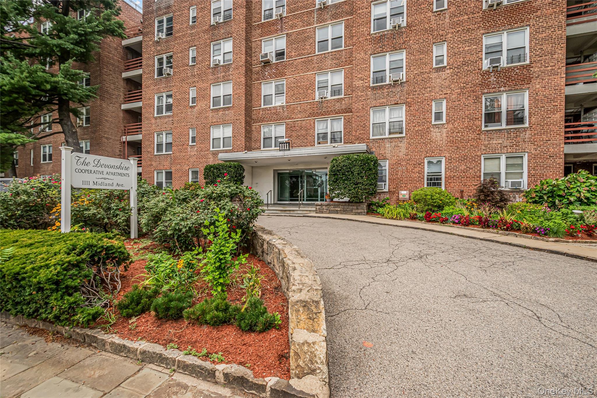 1 Bedroom Co-Op For Sale!
Welcome to The Devonshire, a well-maintained...