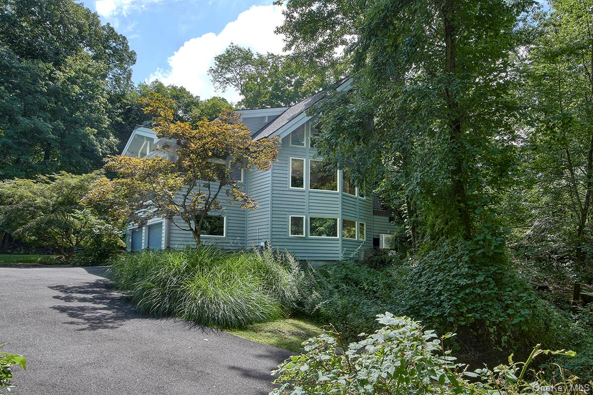 Modern, Lindal Cedar Home! If you are looking for a special, well-buil...