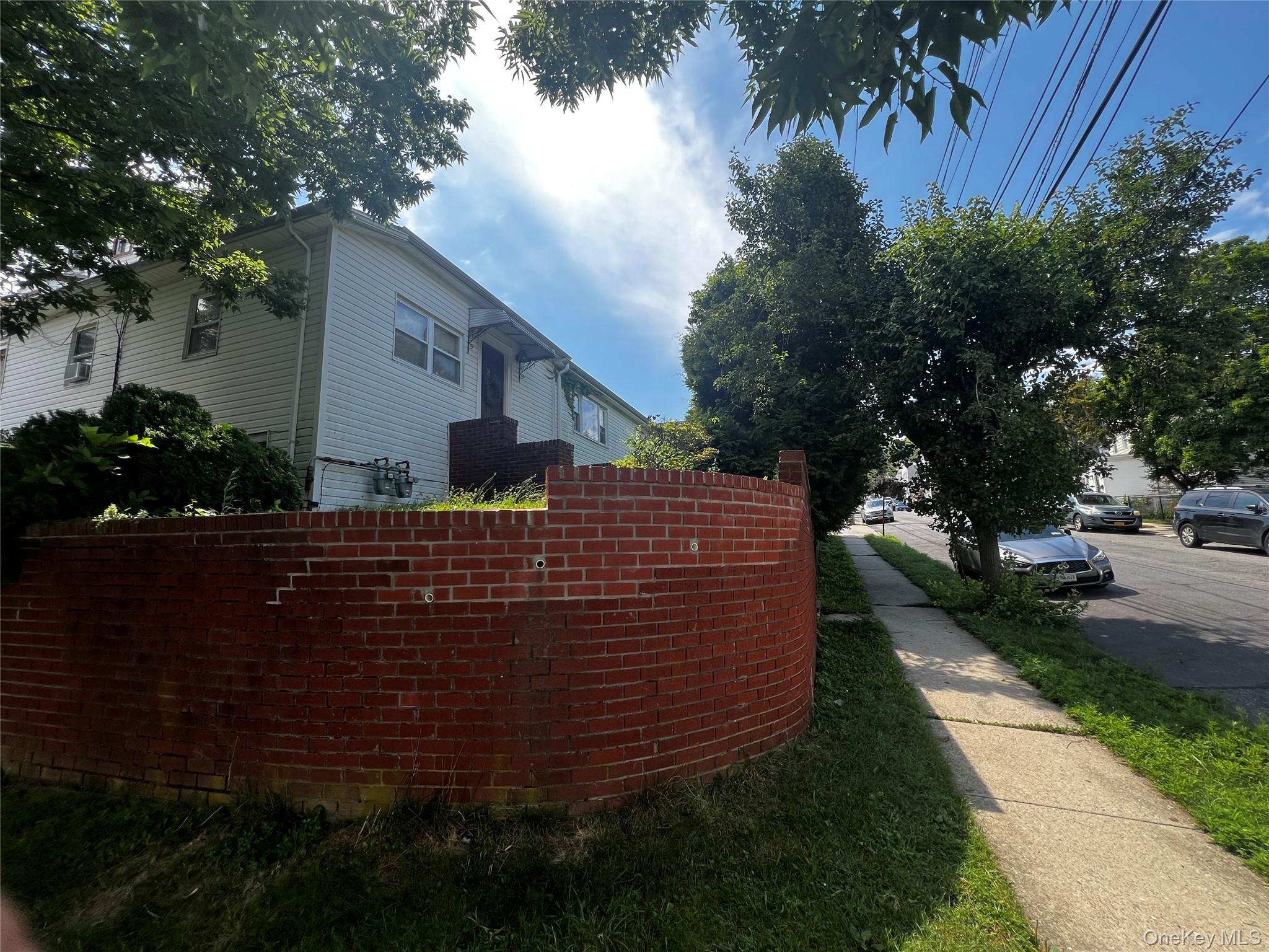 Welcome home to this Immaculate 3 Bedroom house for RENT. Large Living...