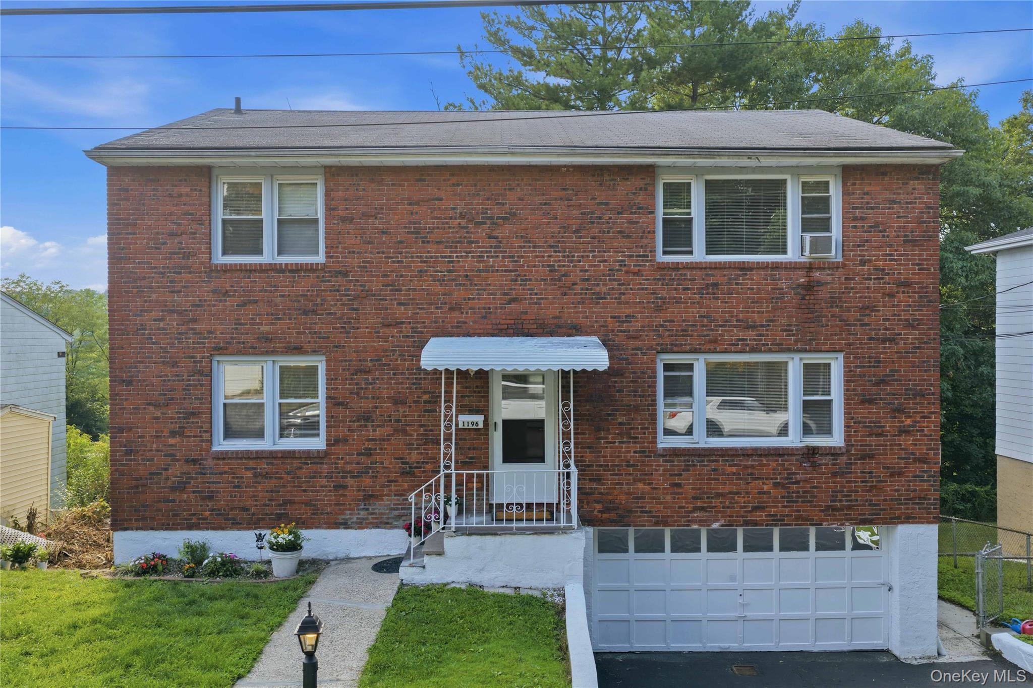 Investment opportunity in the Homefield section of Yonkers! Tucked awa...