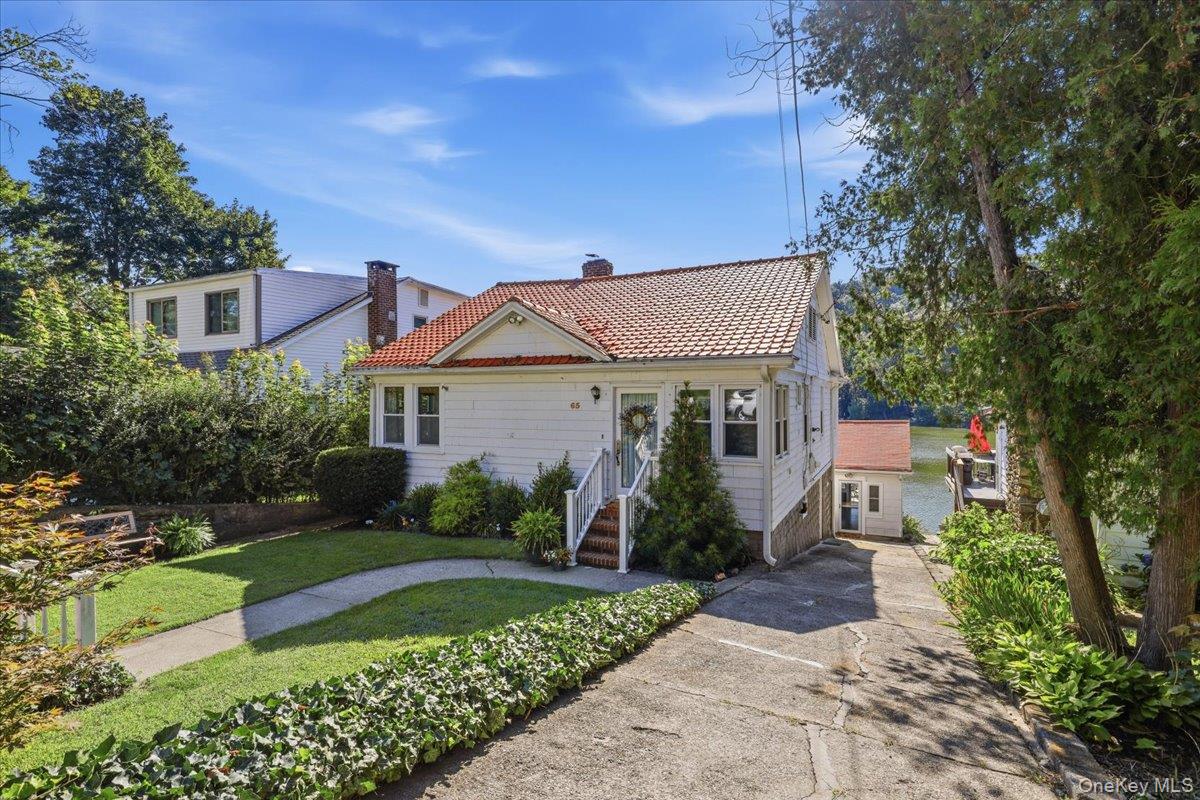 Direct Lakefront Ranch – Lake Peekskill, NY

Discover an exceptional d...