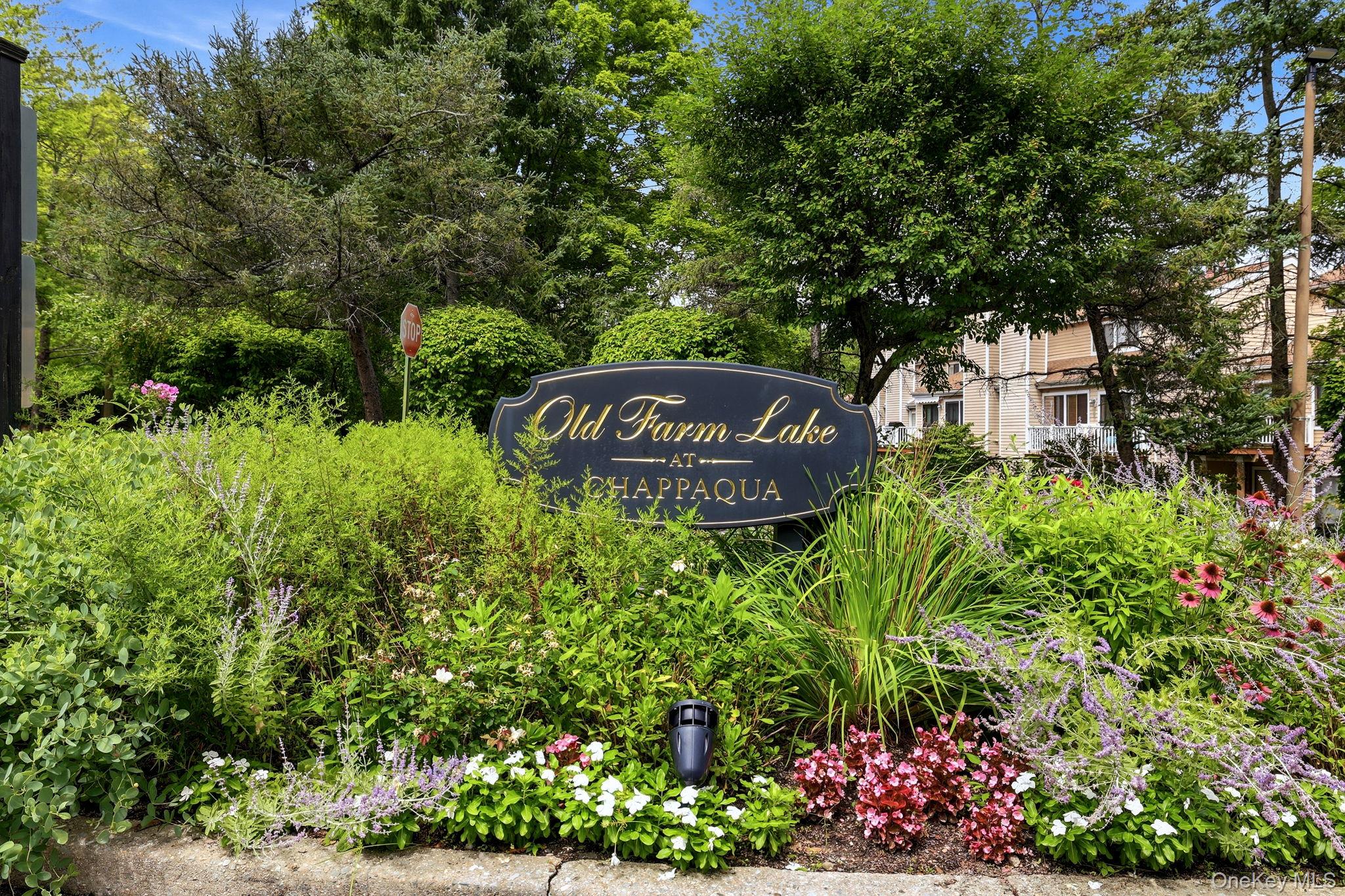 Move right into this spacious Chappaqua end-unit condominium, ready fo...