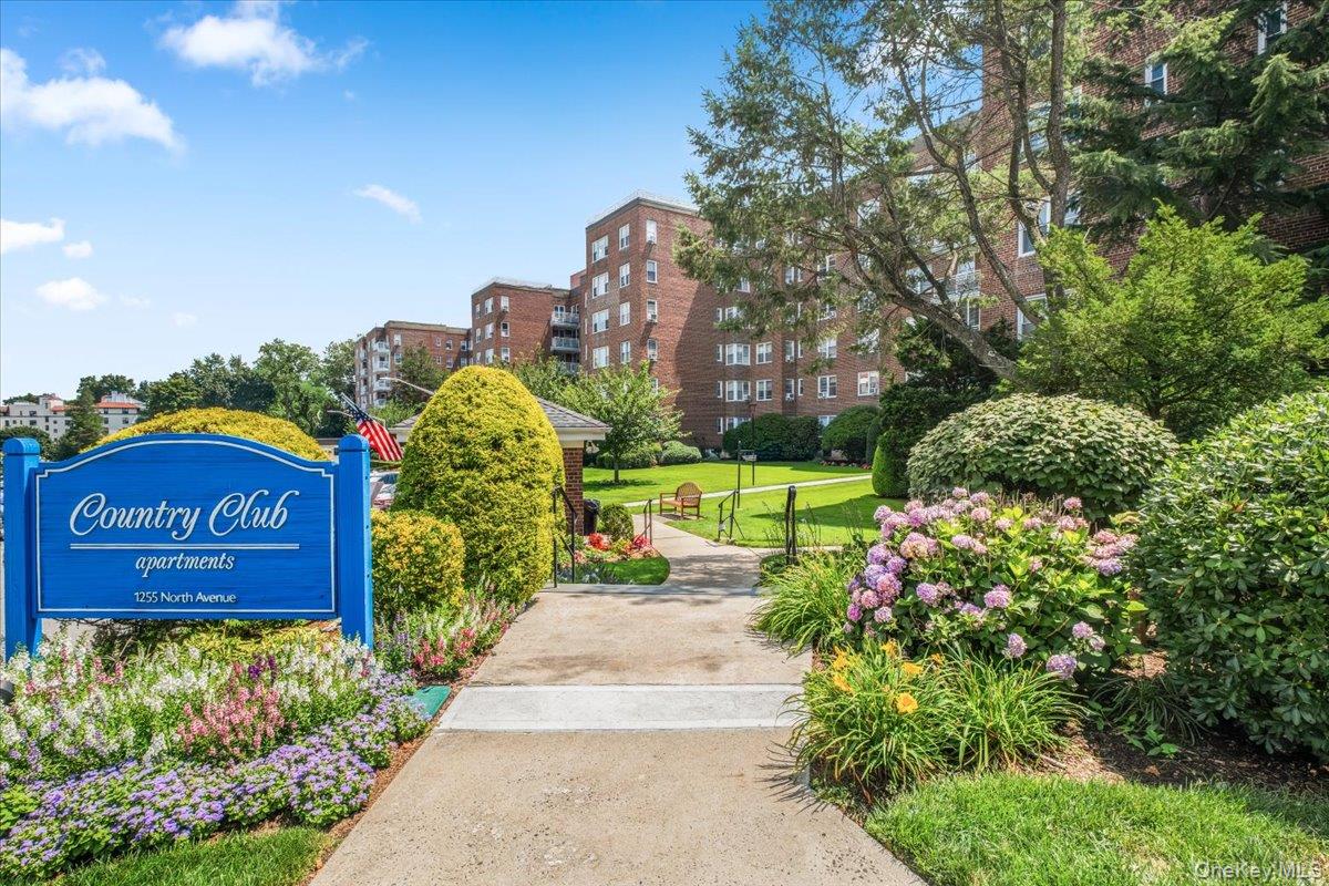 The perfect one-bedroom! Enjoy phenomenal golf course views from this...