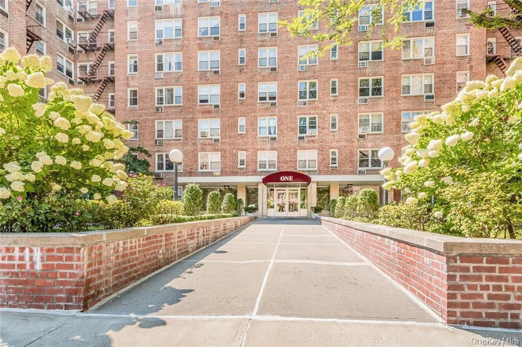 SPACIOUS  1 BEDROOM CO-OP UNIT IN A SADORE LANE COMPLEX IN CENTRAL PAR...