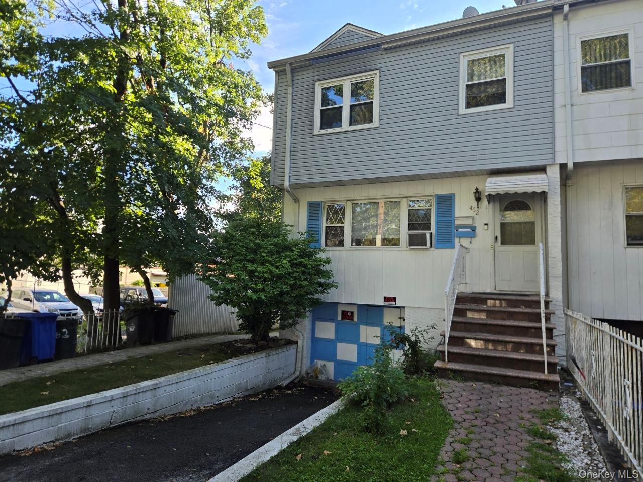 Welcome to 462 S 3rd Avenue.  Located in the South Side of Mount Verno...