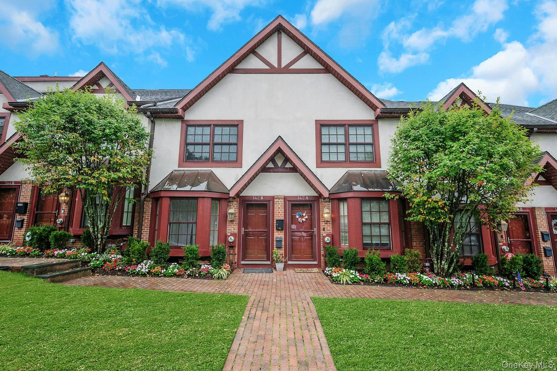 Newer Construction Built in 2006 Designer 1744 Sqft 2 to 3 Bedroom 3.1...
