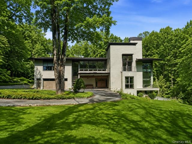 Welcome to your picturesque and dream rental, with breathtaking fallin...