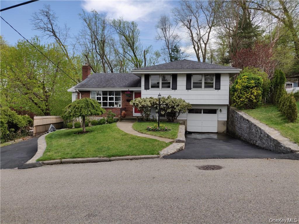 Beautiful Four bedrooms and 3 three bathroom apartment with a deck and...