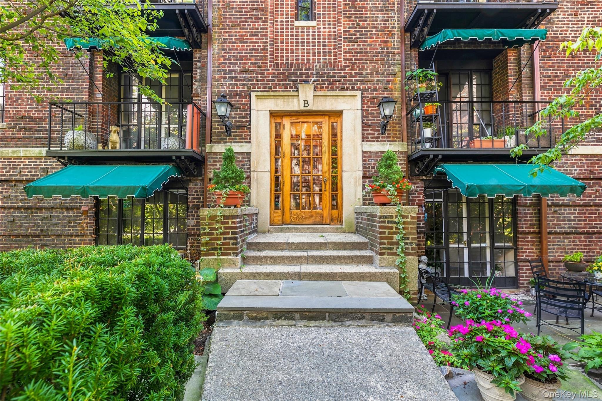 Nestled beside city parkland and lush gardens, The Broadlawn is an ico...
