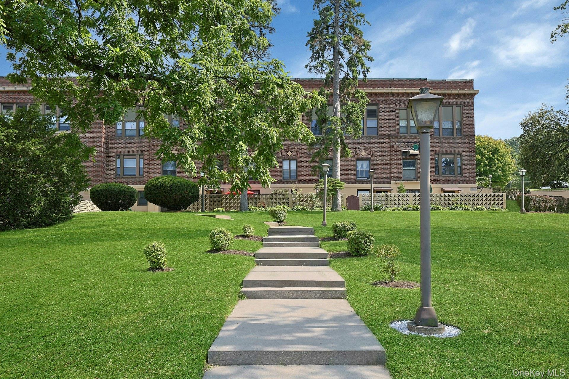 This Condo is walking distance to shops, great restaurants, and mass t...