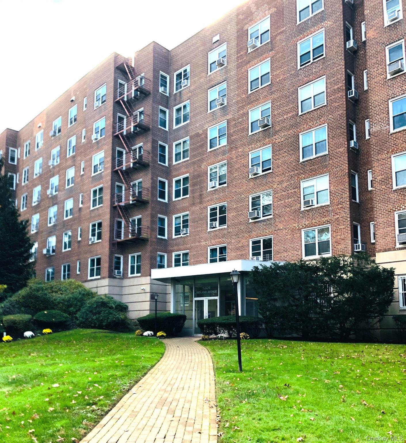 Jr. 4 Sponsor unit fully available at the Kimberly Gardens.  Great uni...