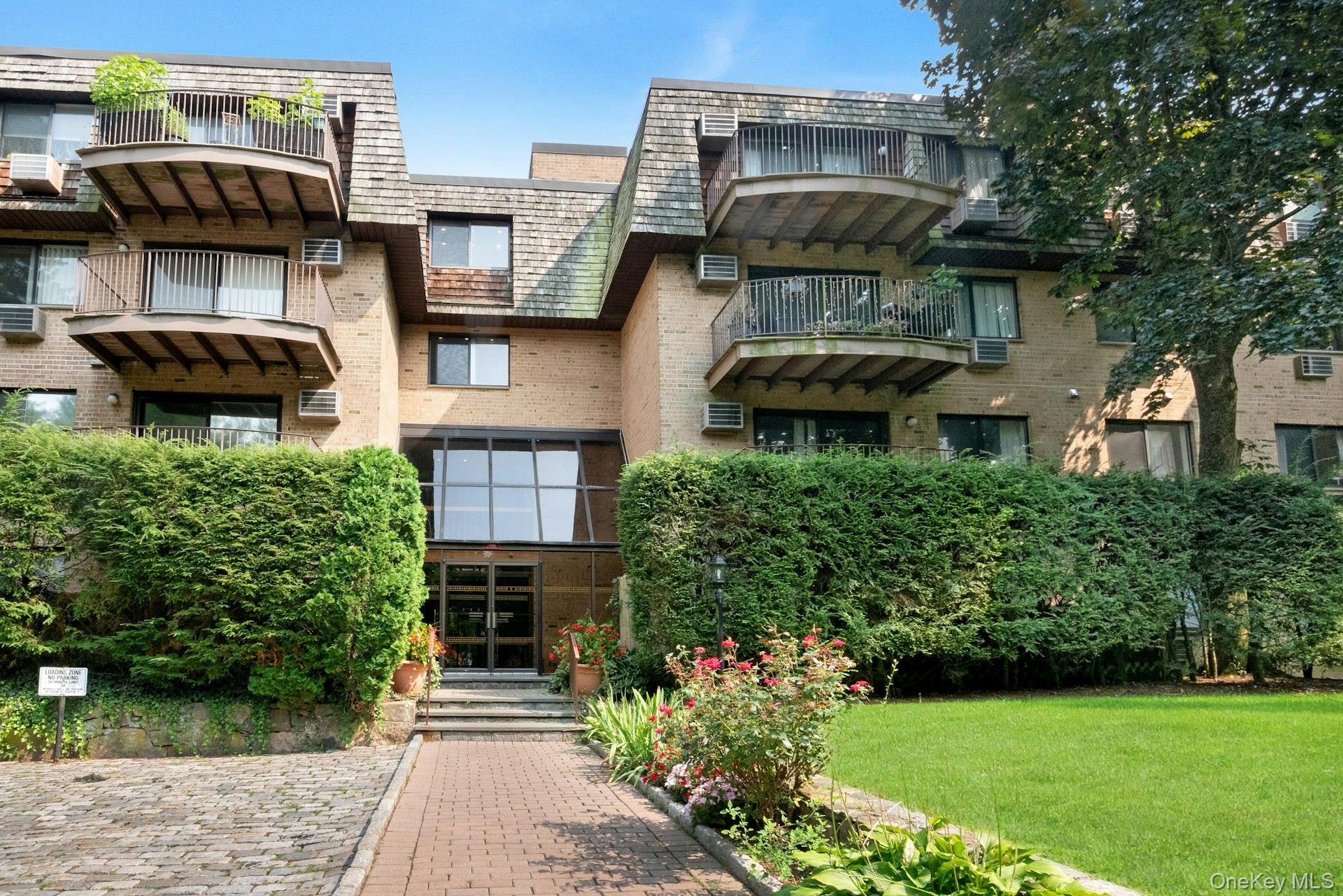 This beautifully updated unit at Scarsdale Woods offers modern, comfor...
