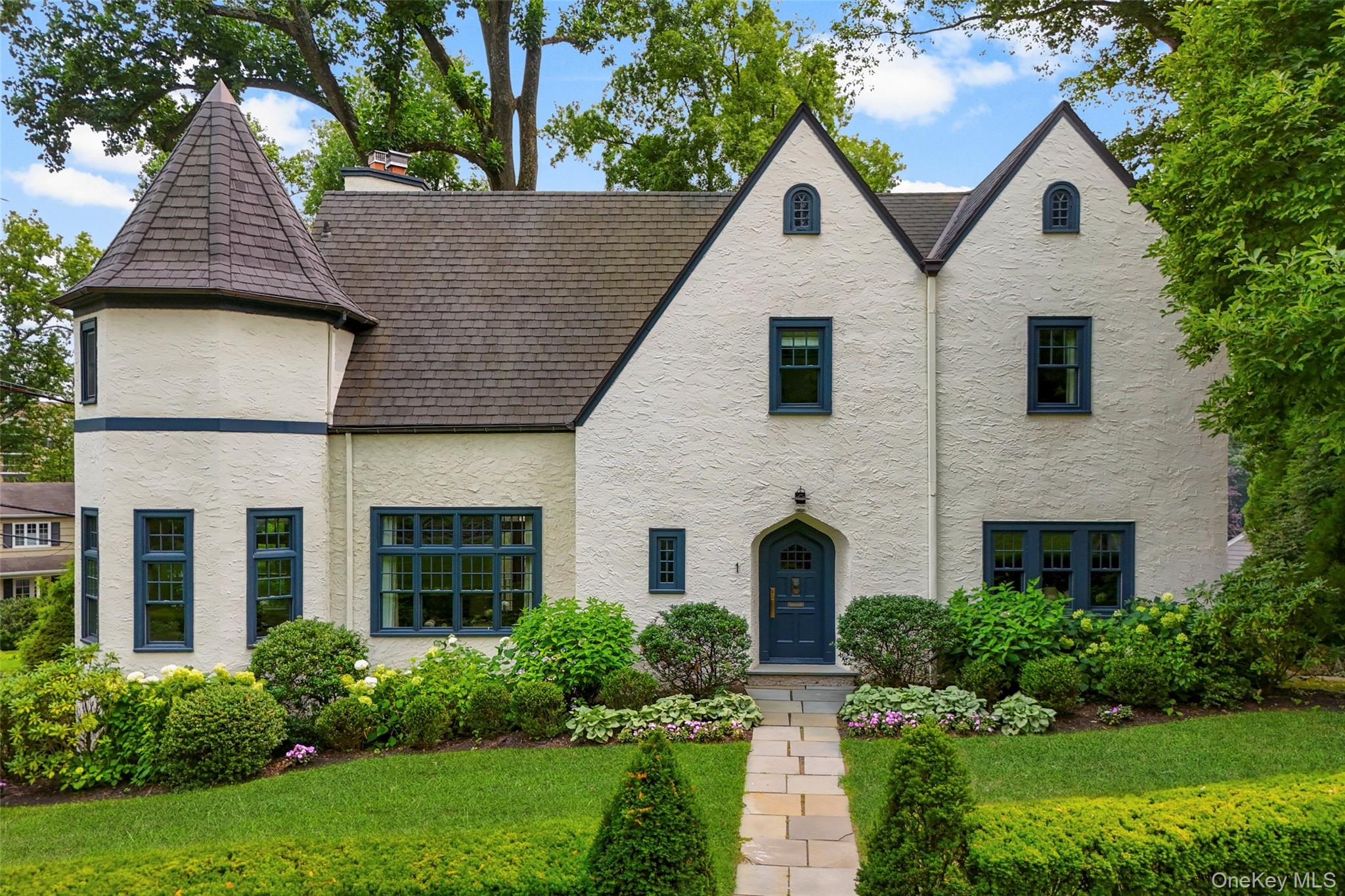 Perfectly positioned in the heart of Larchmont, this distinctive 3,080...