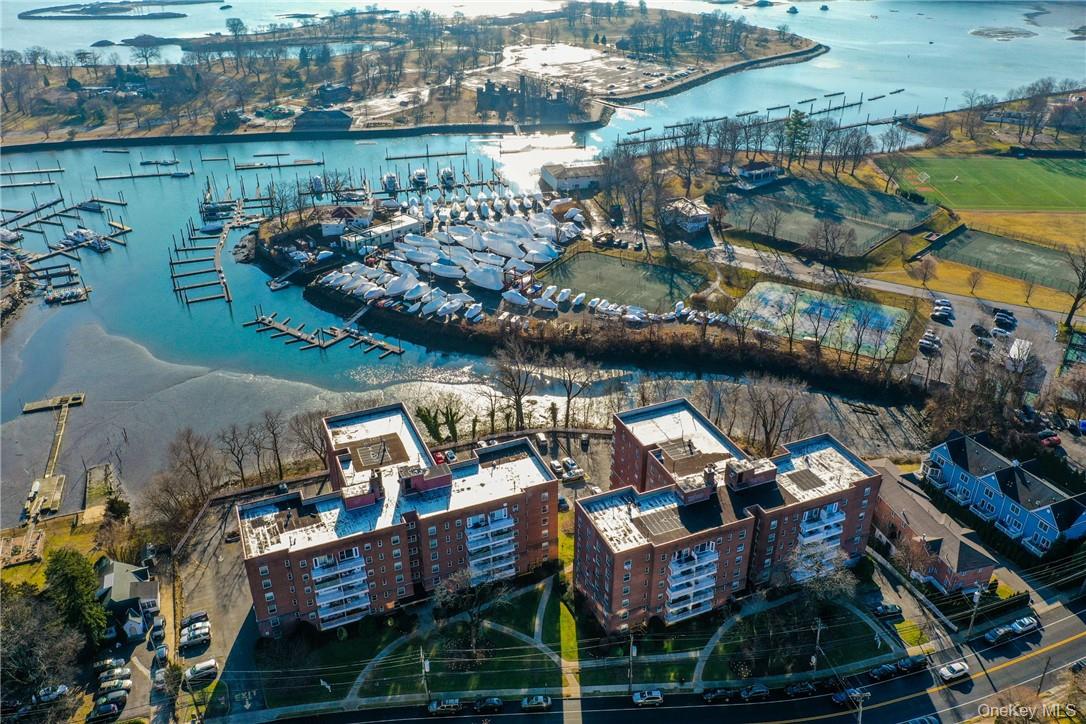 Welcome to Pelham Pointe! 1 bedroom, 1 bathroom! Walk into the entry f...