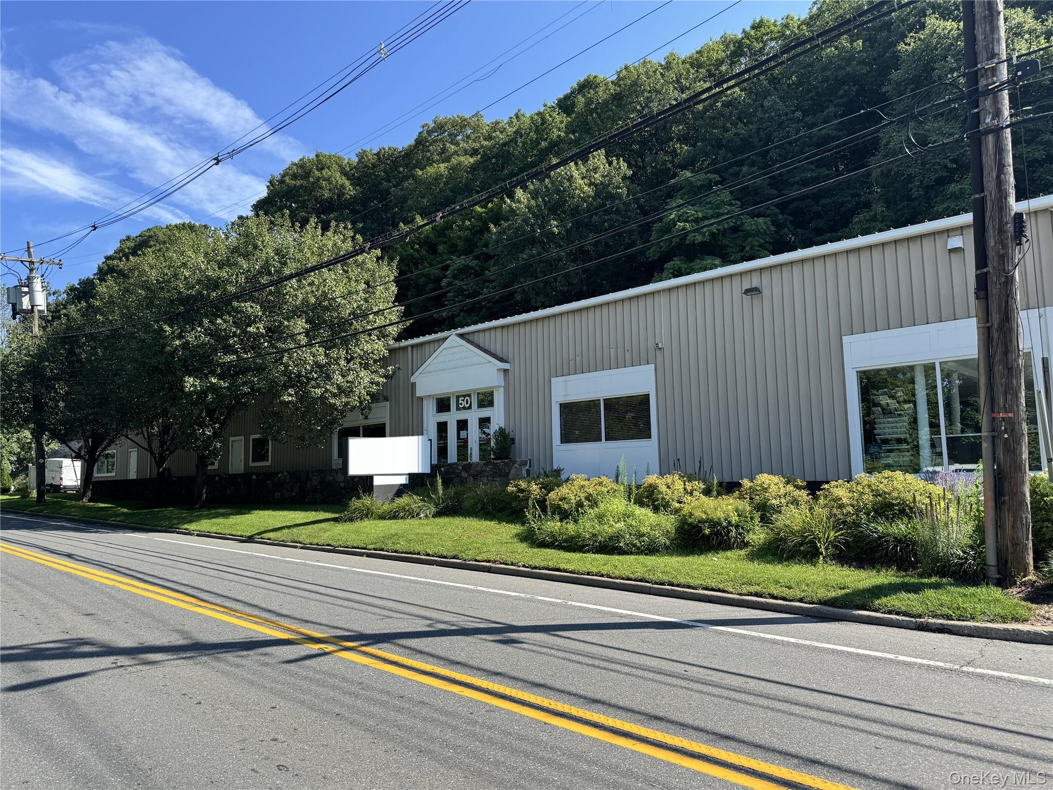 Prime North White Plains User/Investment Opportunity! Well-maintained...