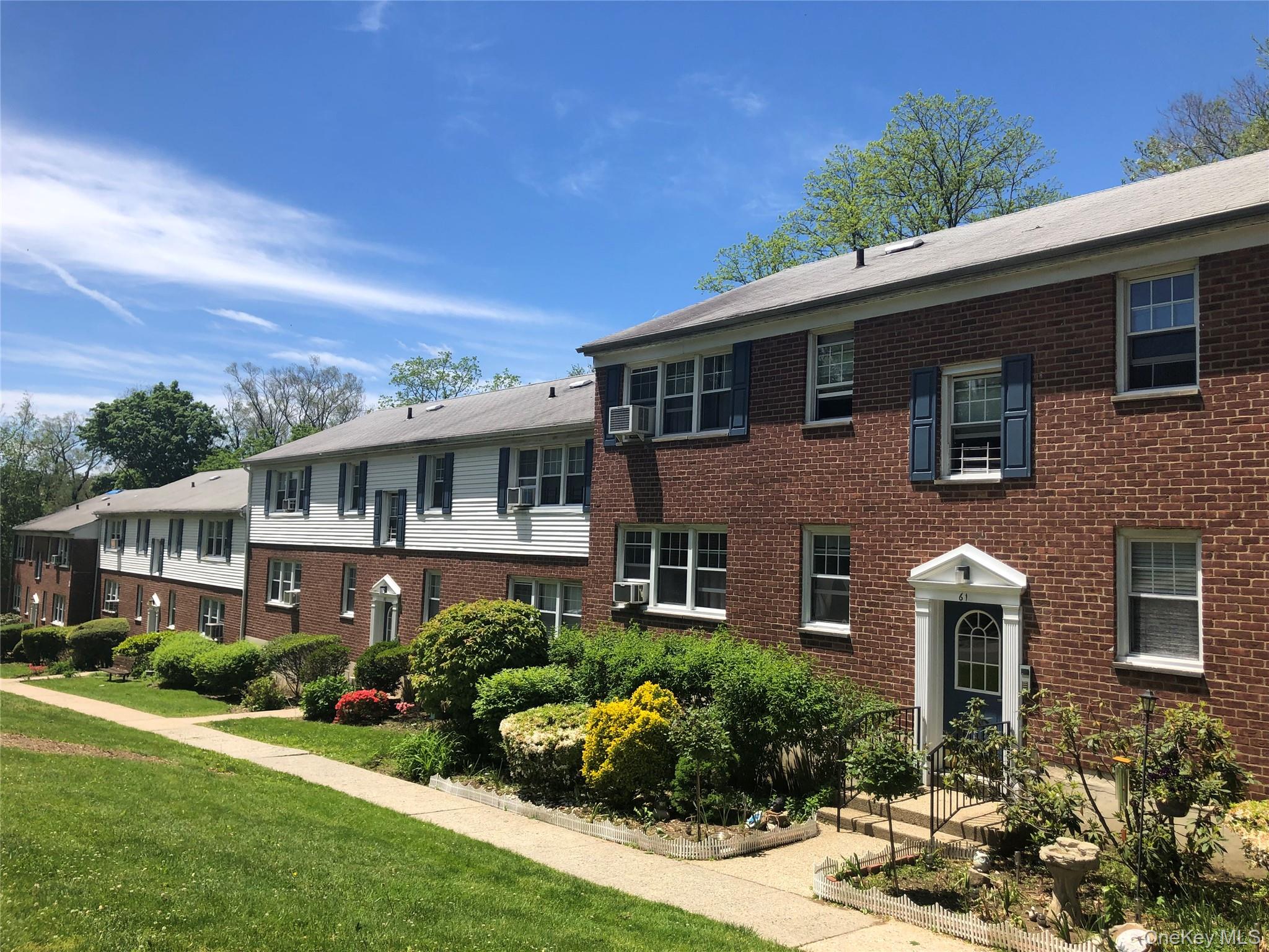 Prive garage available
newly renovated 2nd floor walk up 
desired Silv...