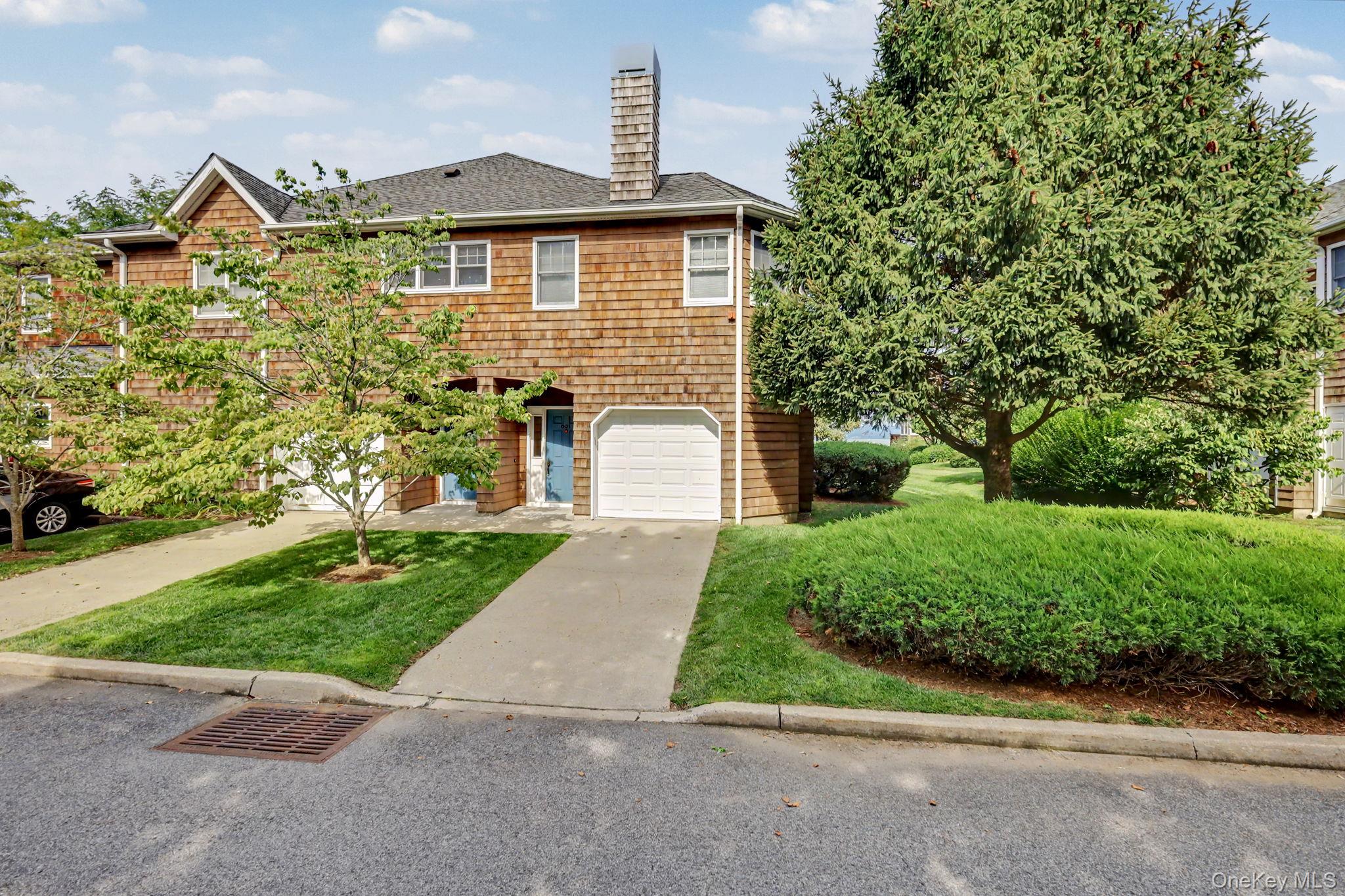 Enjoy the Hudson River lifestyle from this easy-living, no-step, groun...