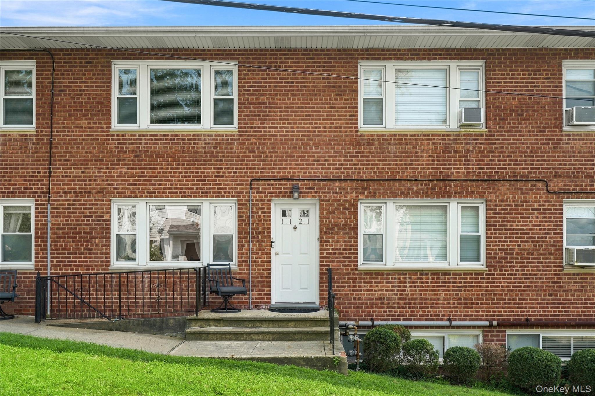This pristine  condo offers the perfect combination of comfort and con...