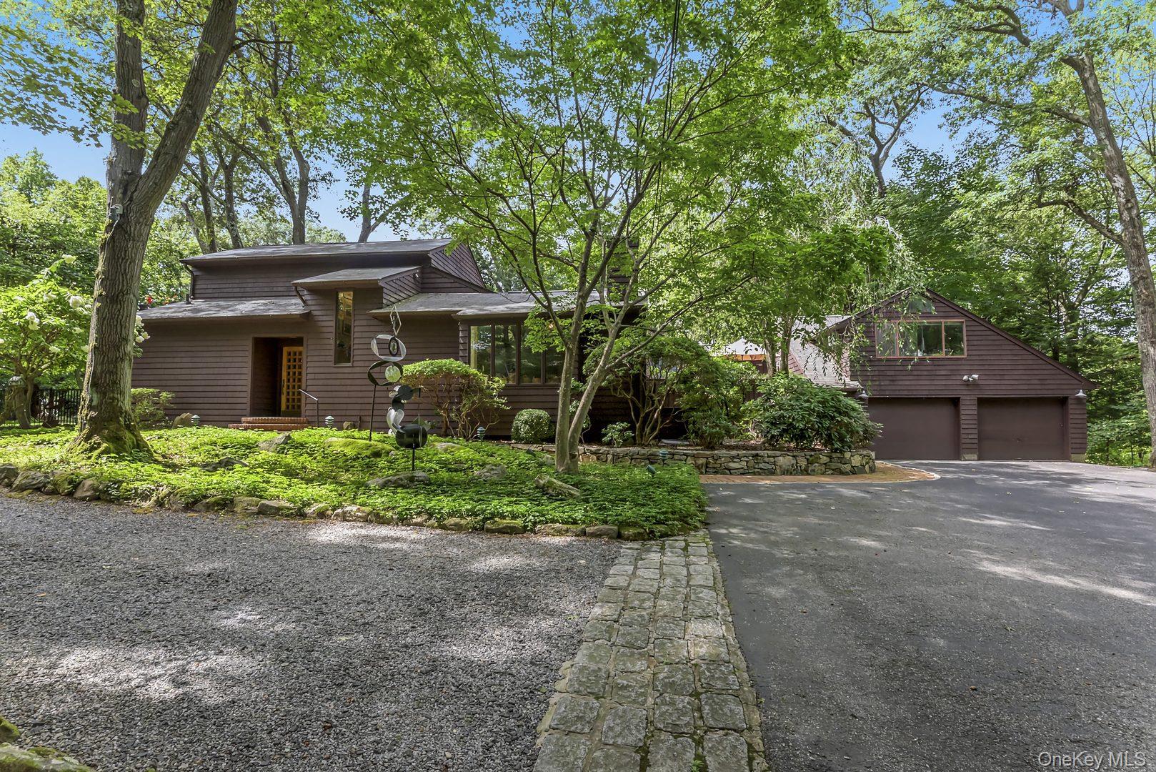 Stunning post-modern contemporary w/ cathedral ceilings, private profe...