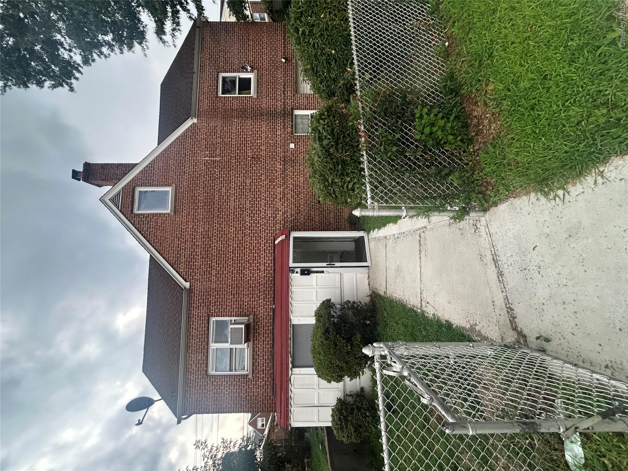 One bedroom Walk-In apartment in a two family house with use of front...