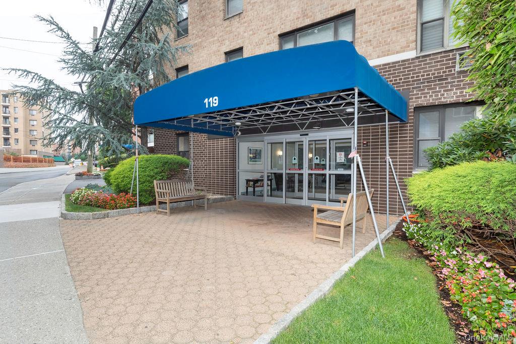 Commuter's dream! Welcome to the Fenimore House, a pet friendly comple...