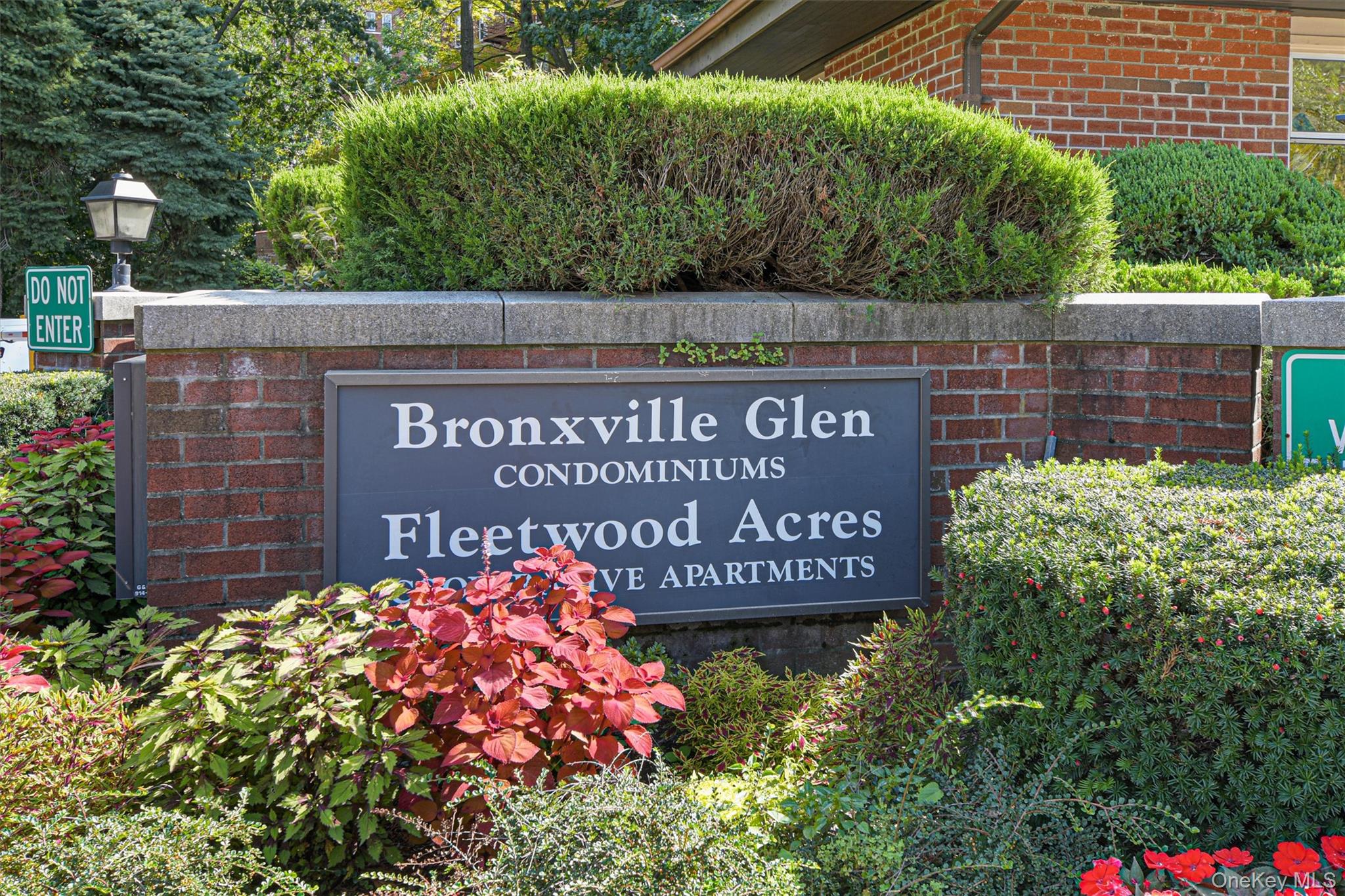 Commuter's Delight !! 24-7 Gated Community Absolutely stunning and so...