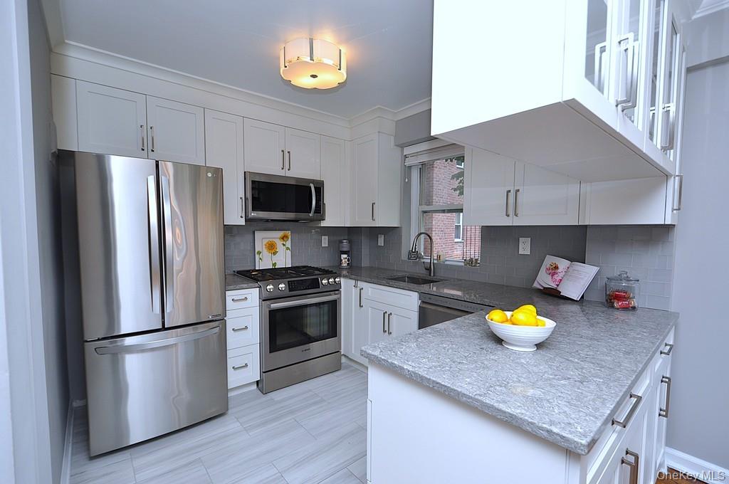 Stunning, Fully Renovated Jr. 4 in a Doorman Building with all Utiliti...