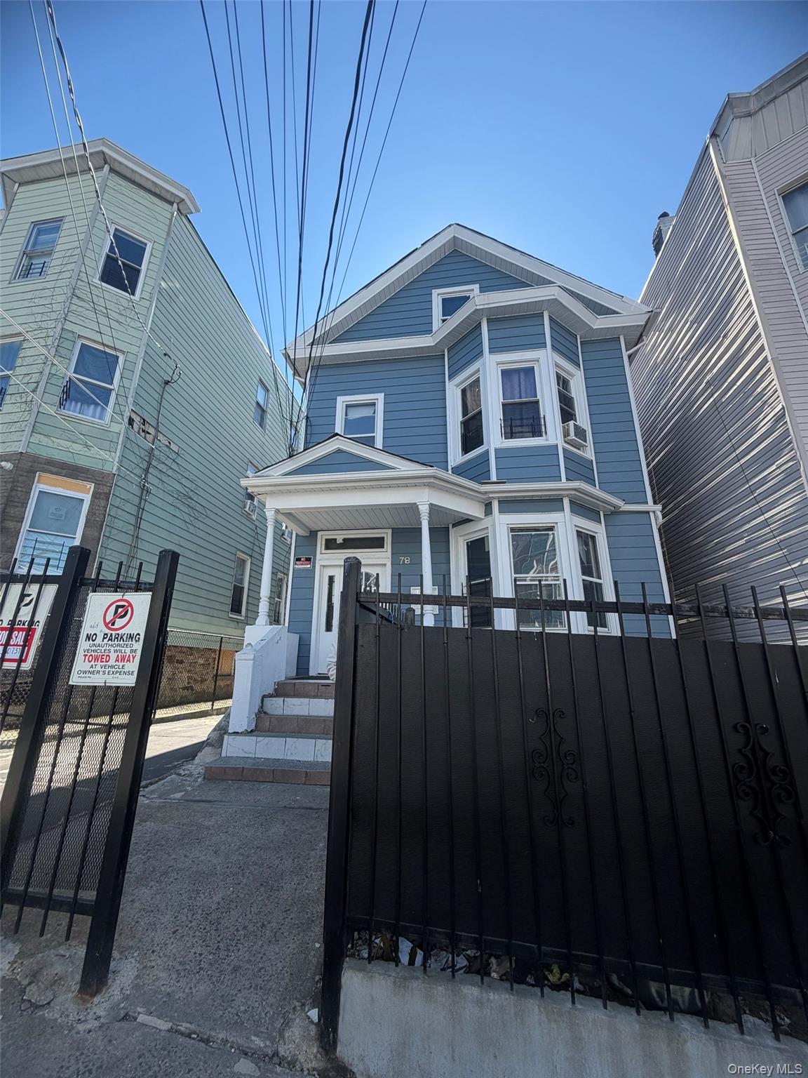 Beautiful first-floor apartment with 3 bedrooms, 1 bathroom, living ro...