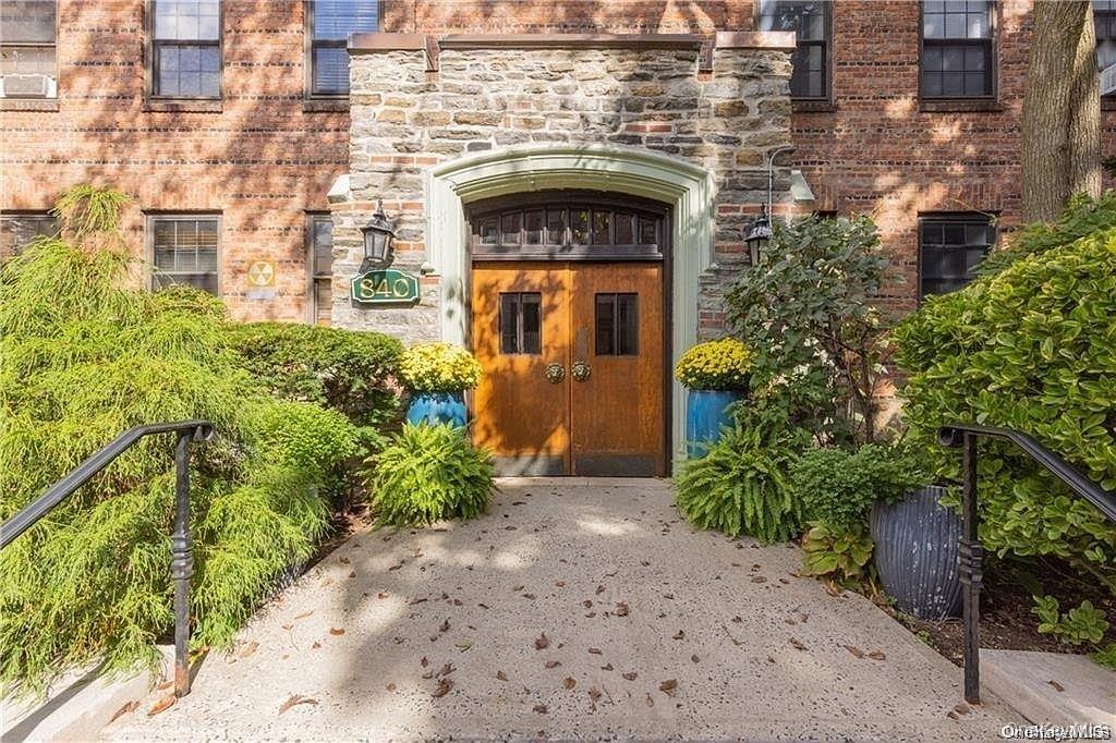 Fully renovated one bedroom Co-op. Move right in to this Beautiful  3r...