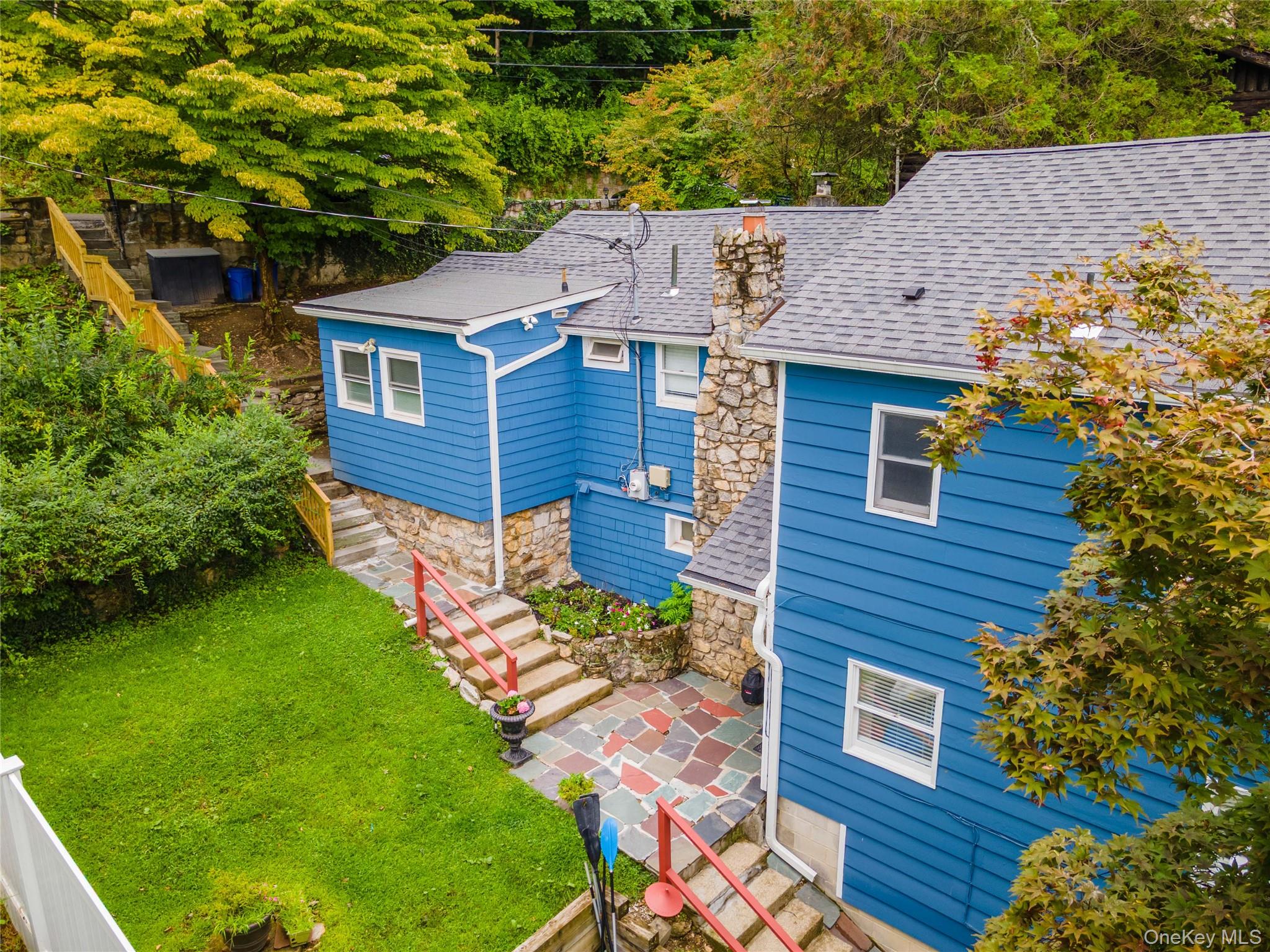 Waterfront Living in Lake Peekskill!!!!! Welcome to this move-in ready...