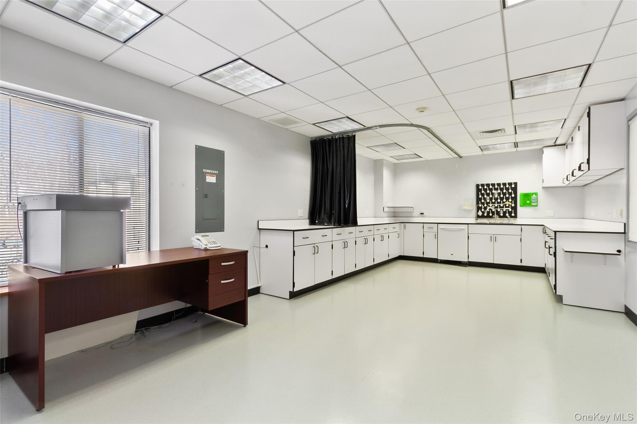 Flexible commercial office space for lease. Multiple office combinatio...