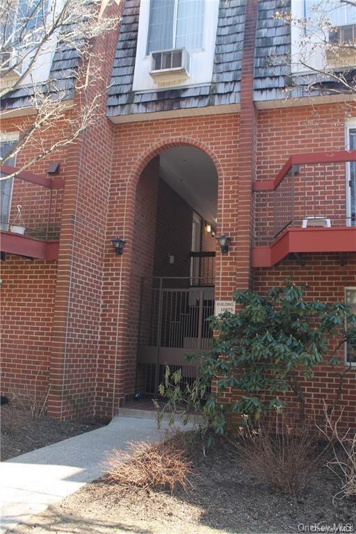 Sun drenched unit at Copper Beech. This is a 2 level unit with 2 bedro...