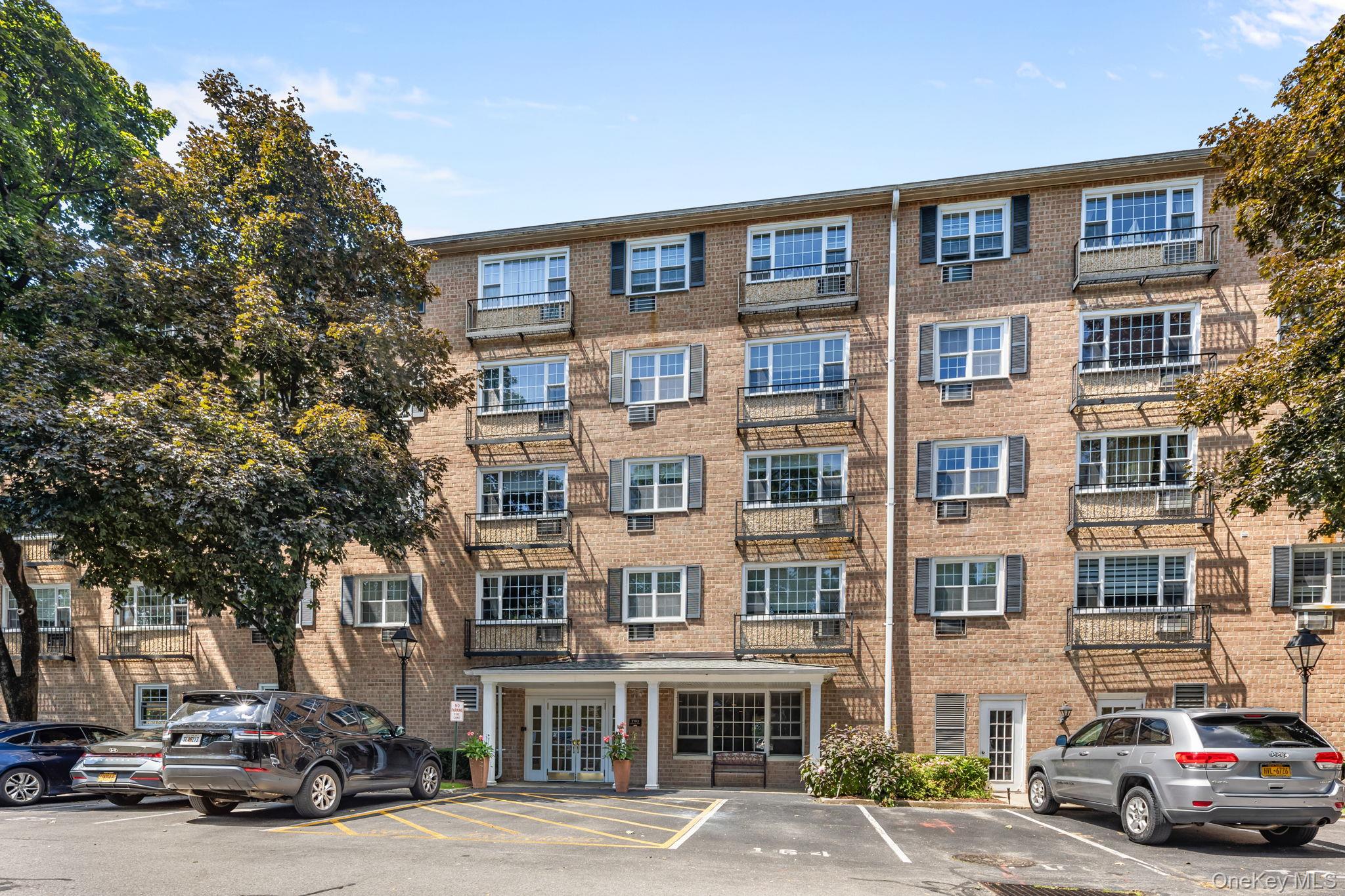 Welcome to Consulate on the Park a rare, beautifully updated two-bedro...