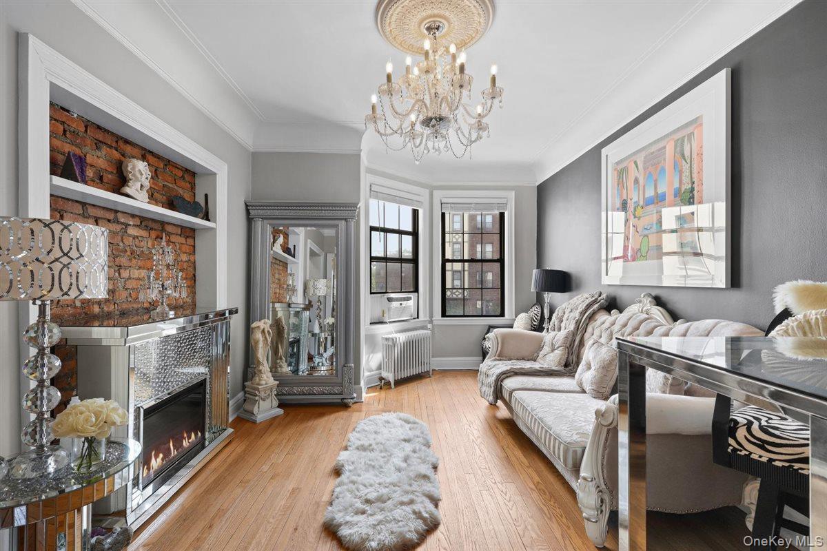 Unique, chic, and effortlessly sophisticated, this sun-filled Junior 4...