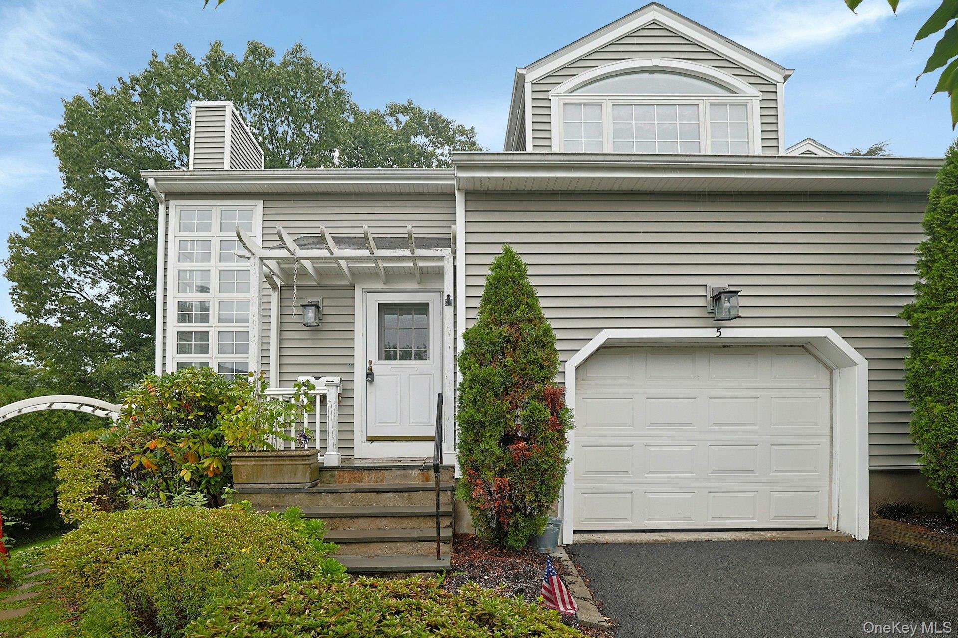 Rare opportunity for corner unit, tri- level Townhouse. Convenience to...