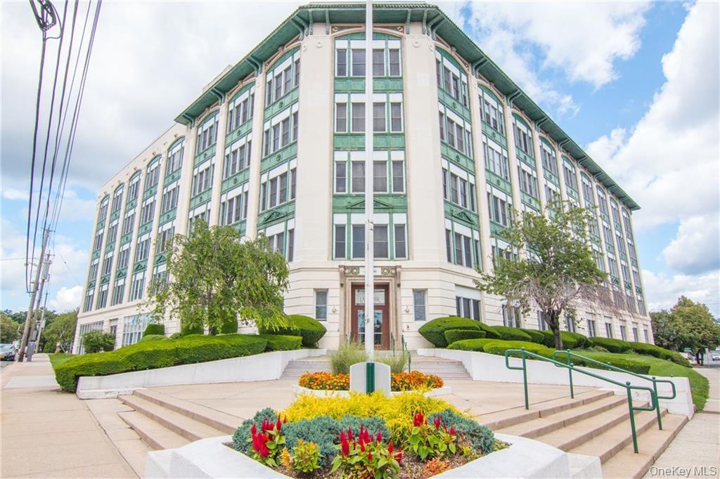 Oversized one-bedroom in the highly desirable LifeSaver Building! This...