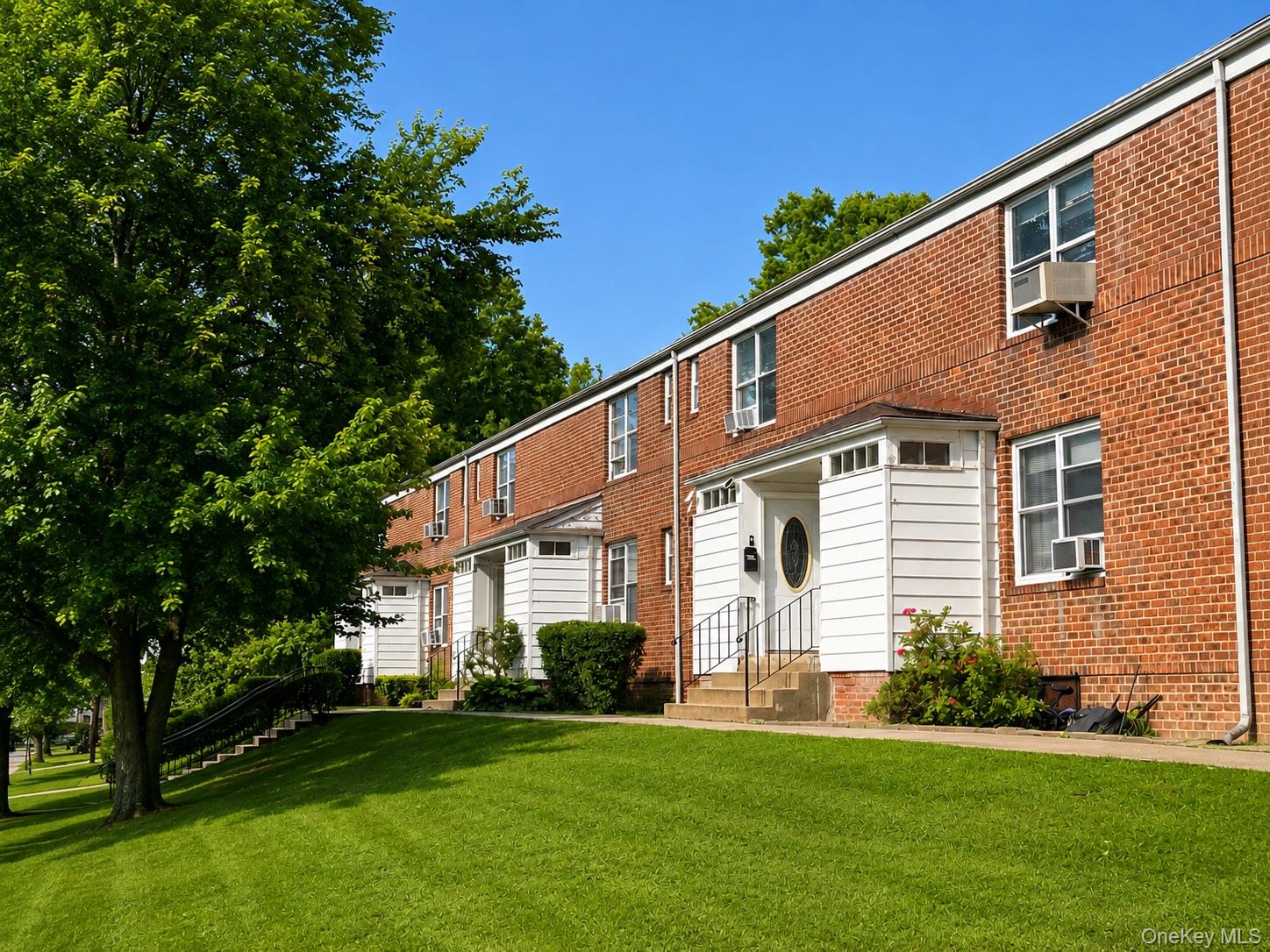 Move right into this bright and airy 1-bedroom garden-style co-op, ide...