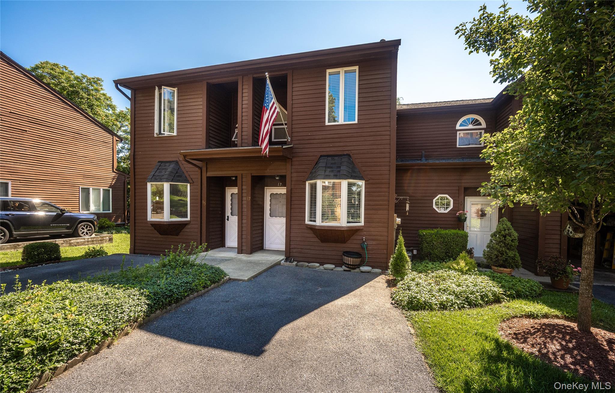 Welcome to LIBERTY KNOLL. . . This attractive 1 BEDROOM, 1.5 BATHS Tri...