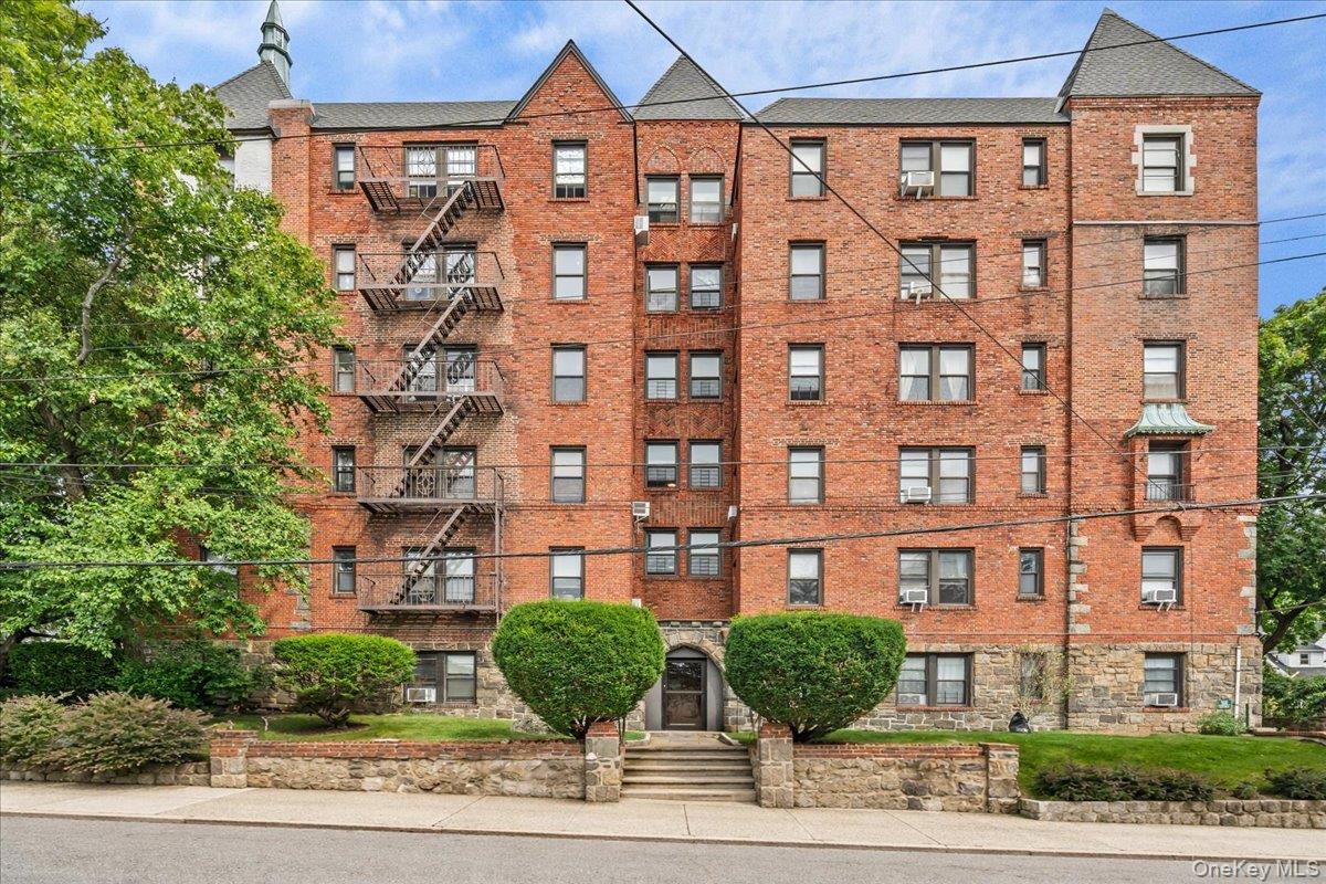 Updated One-Bedroom Apartment with Eat-In Kitchen – Your Dream Home Aw...