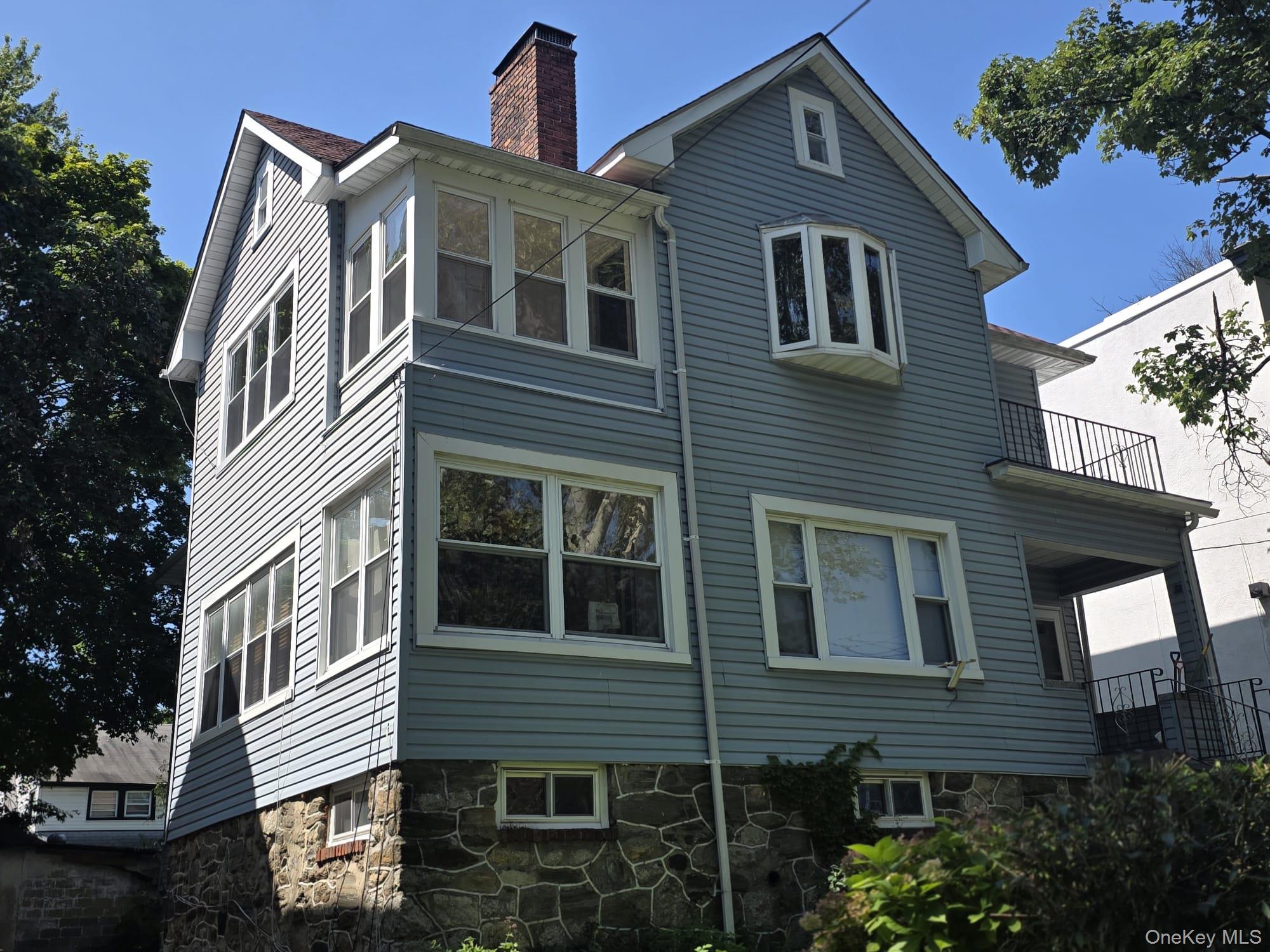 Spacious Renovated 3-Bedroom Apartment.  Move right into this beautifu...