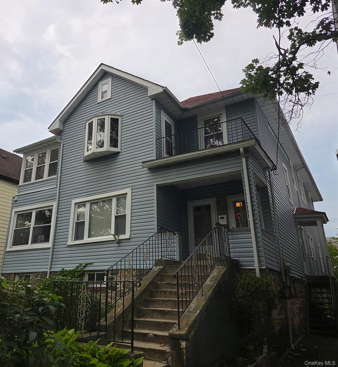 Spacious Renovated 3-Bedroom Apartment.  Move right into this beautifu...