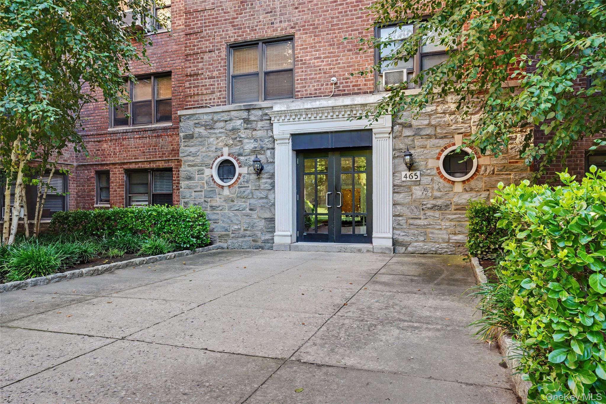 Welcome to this bright and spacious 1 bed/1bath unit in well-maintaine...