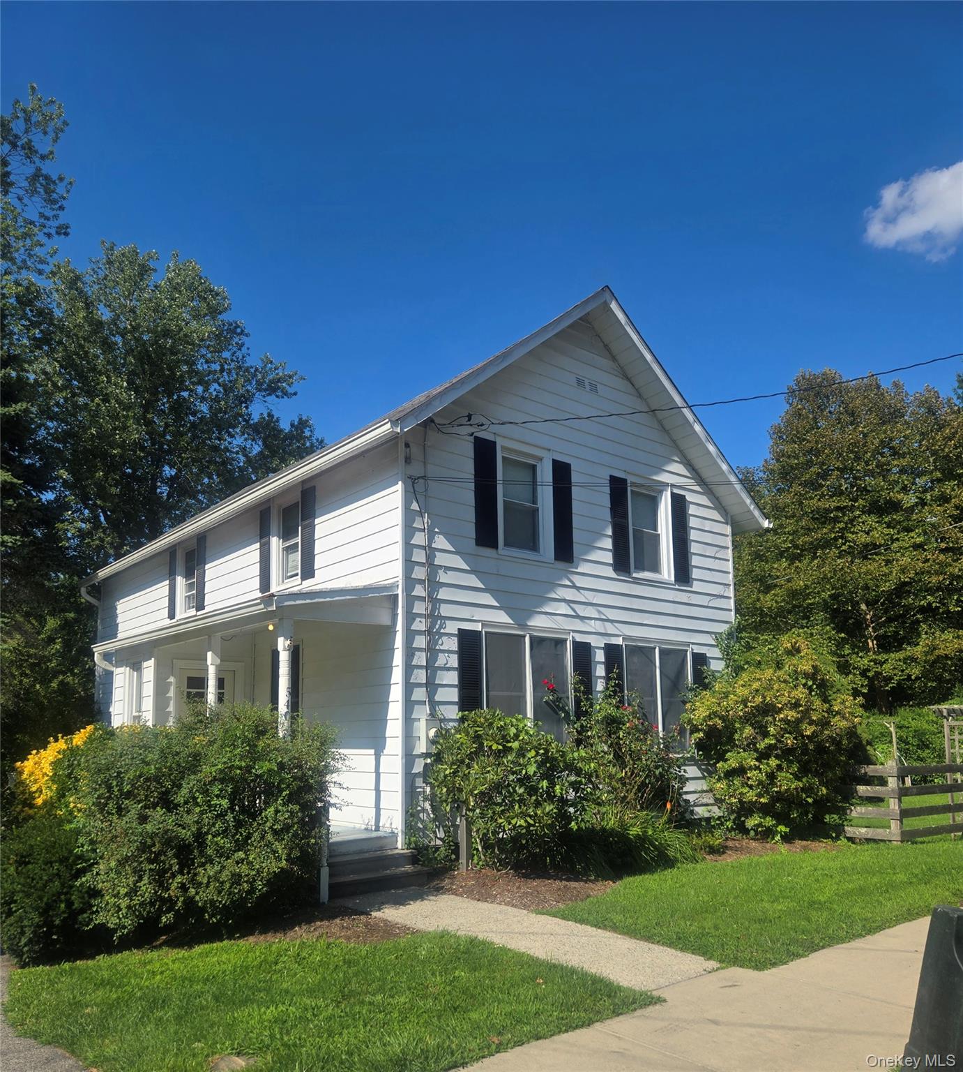 Nestled in the heart of Pocantico Hills Hamlet, this special threebedr...